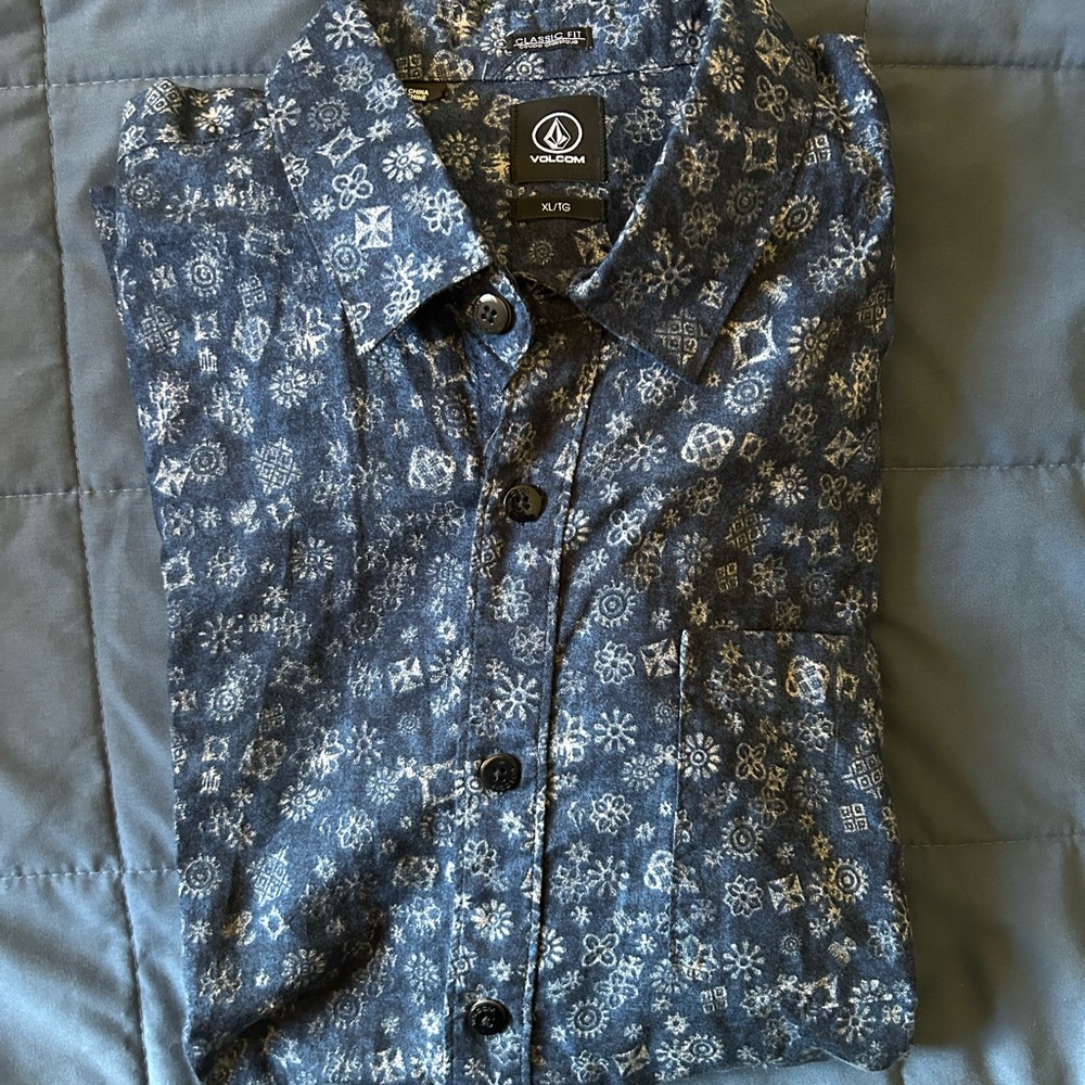 Volcom button down long sleeve, mens xl